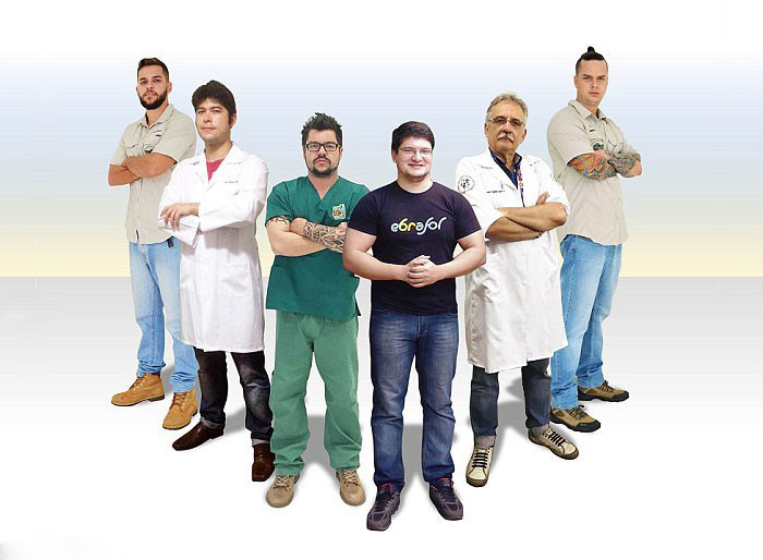А вот и команда спасателей: 4 ветеринара, хирург-стоматолог и 3D-дизайнер