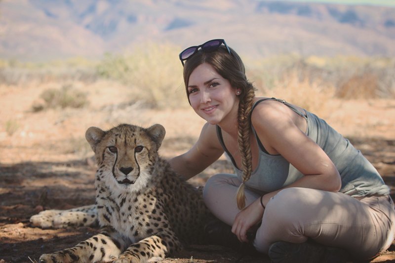Обворожительная девушка подружилась с гепардами и совсем их не боится 