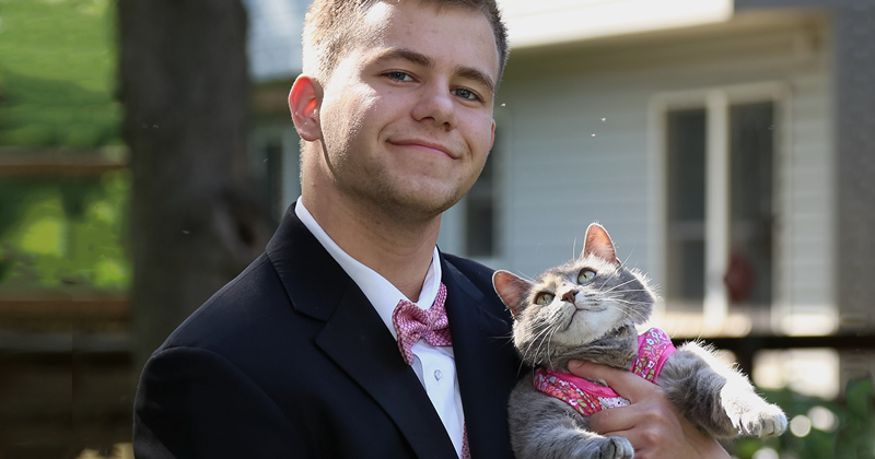 Парню было не с кем пойти на выпускной, поэтому он взял с собой кошку