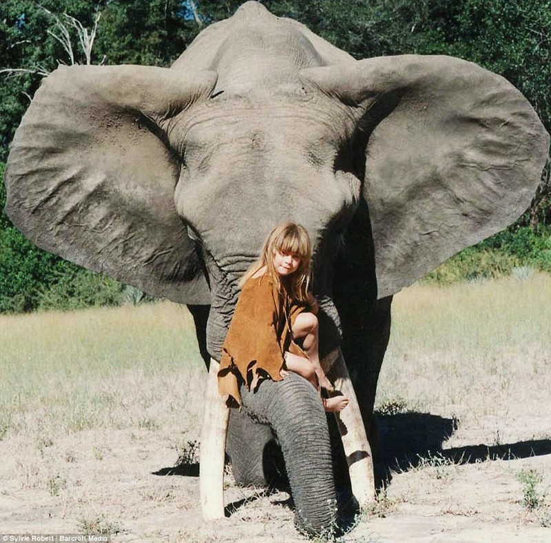 Типпи, в возрасте шести лет, с 34-летнии слоном по имени Абу в Окаванго Свамп, Ботсвана. Девочка сказала, что это огромное животное ей как брат 