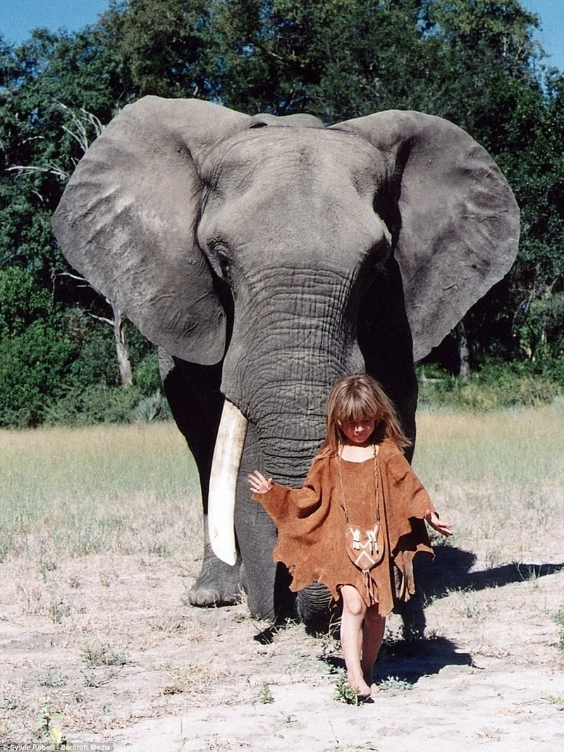 Потрясающие фото: лучшие друзья девочки-Маугли — слоны и леопарды