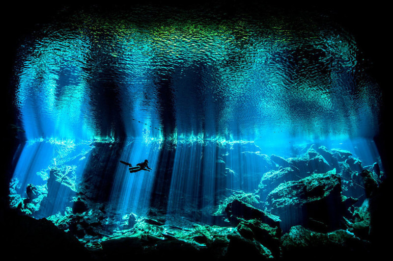 Ник Блейк (Nick Blake) и его фото подводного сенота на полуострове Юкатан, Мексика