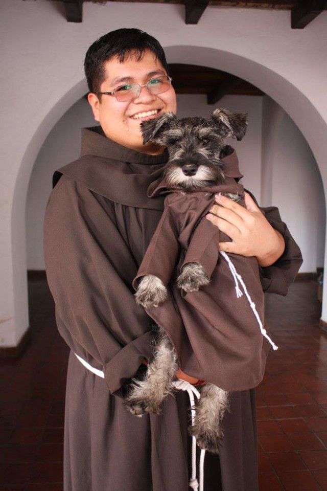 Пес-монах из боливийского монастыря произвел фурор в сети