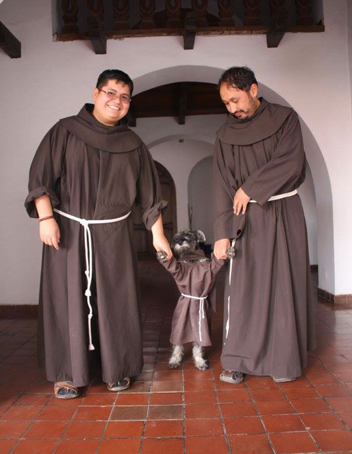 Пес-монах из боливийского монастыря произвел фурор в сети