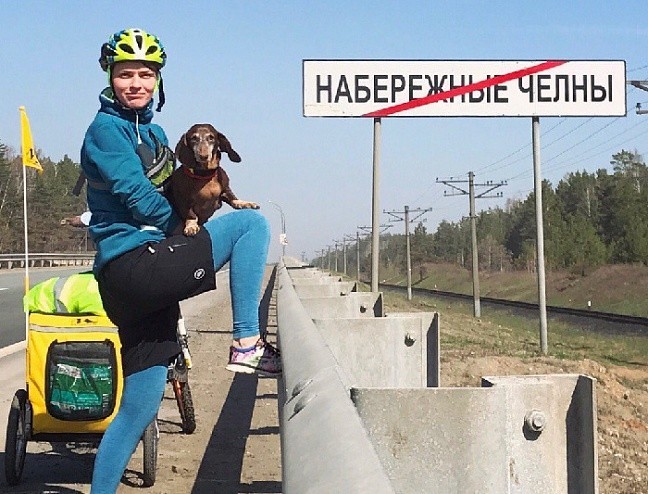 Анна Смолина в велопоходе с умирающей таксой