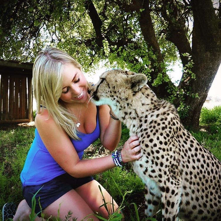 Она спасла котенка гепарда от охотников за трофеями, и он стал её лучшим другом