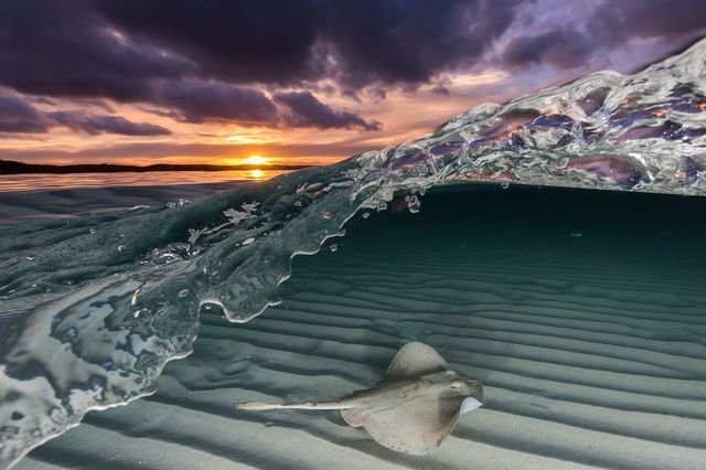 Джервис-Бей, Австралия. Волны, накрывающие песок. Фотограф - Джордан Робинс