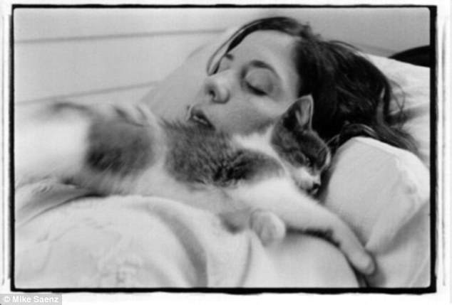 На снимке хозяйка с котом почти 18 лет назад