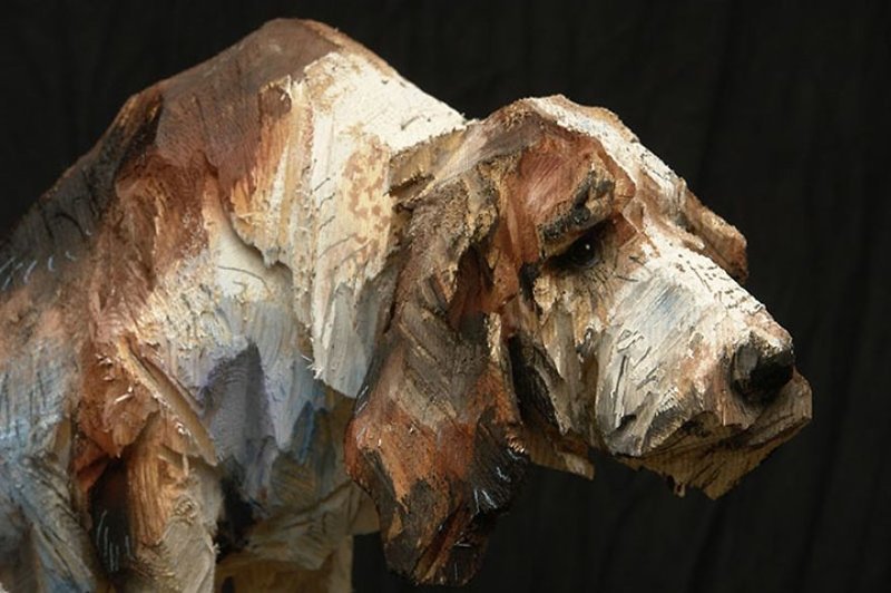 С помощью обычной бензопилы мужчина создает необыкновенные скульптуры животных 
