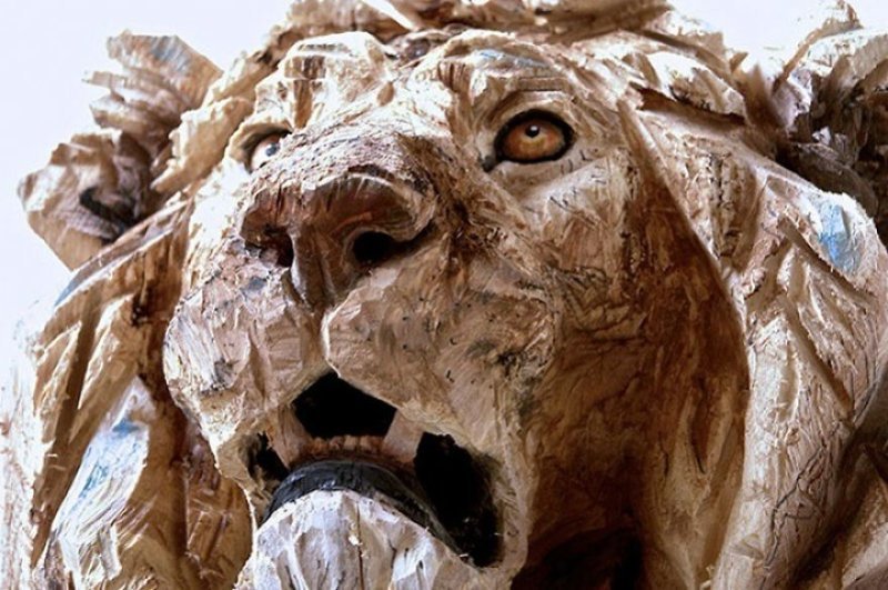 С помощью обычной бензопилы мужчина создает необыкновенные скульптуры животных 