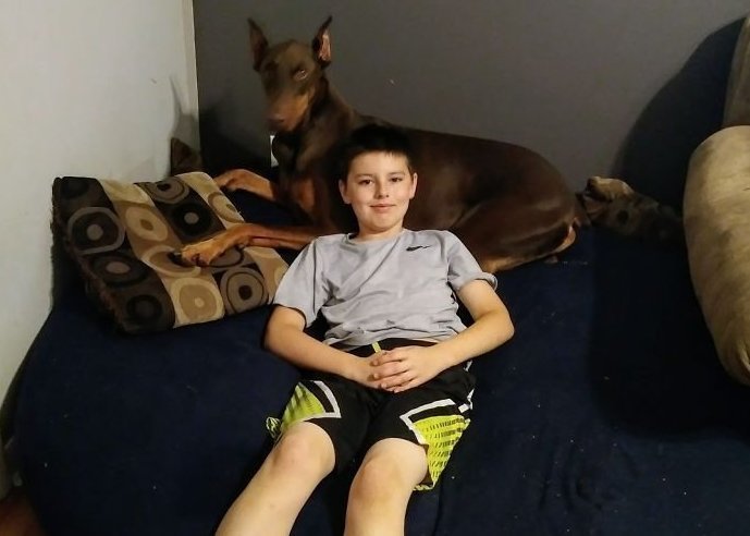 10-летний мальчик продал свои игрушки, чтобы вылечить собаку