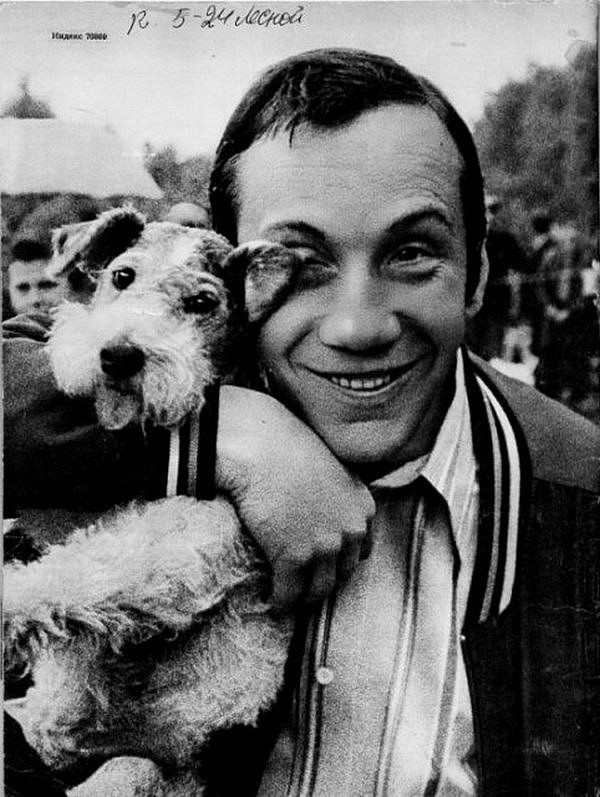 Савелий Крамаров и маленькая собака