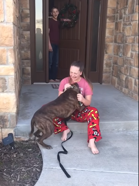 Волонтер не сдержала слёз, когда родители подарили ей приютского пса
