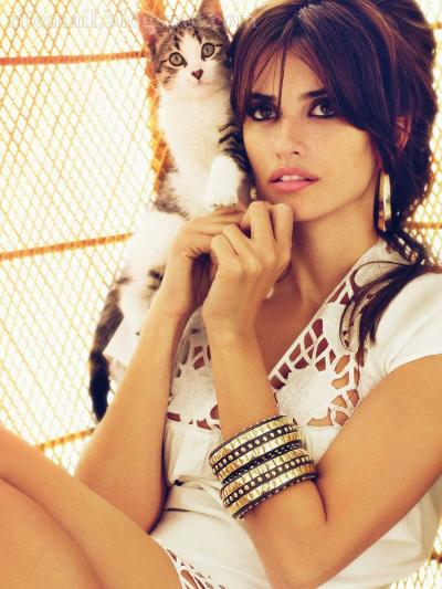 Актриса Пенелопа Крус утверждает, что кошки могут в любой момент развеселить или успокоить ее.