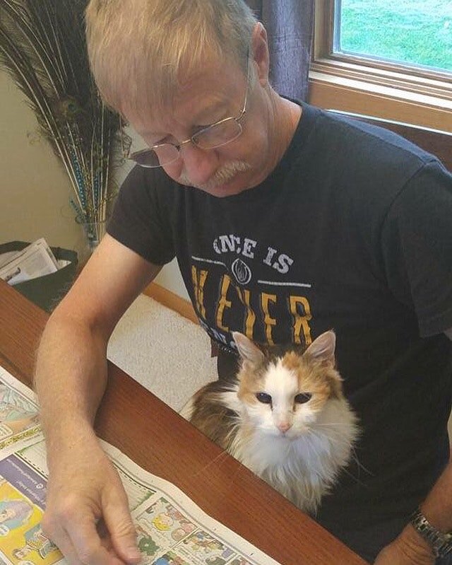 "Я живу далеко от родителей, и моя мама прислала мне эту фотку моего 21-летнего кота, который сидит на коленях у папы и читает с ним комиксы. Счастье!"