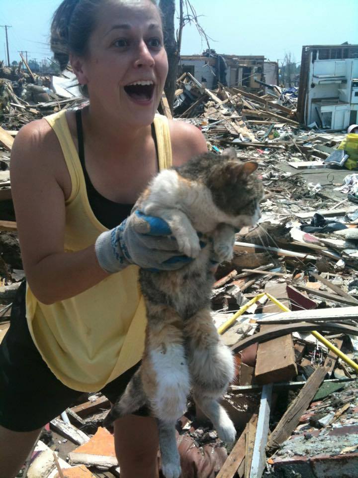 1. Женщина нашла свою кошку через 16 дней после сильного торнадо
