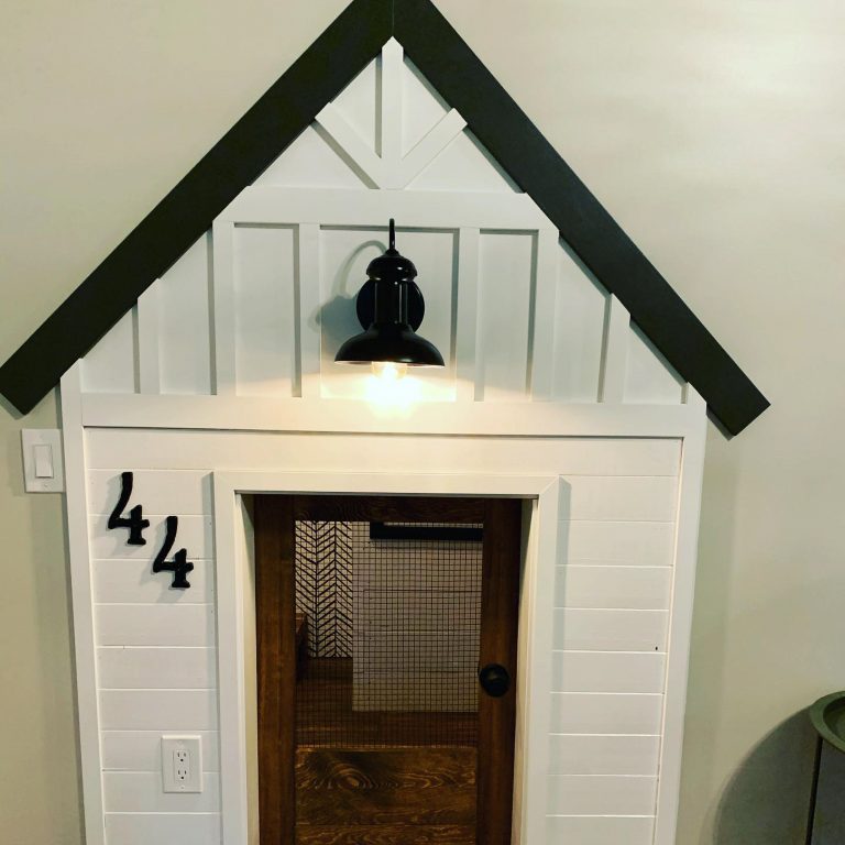 Семья превратила кладовку в уютный домик для собаки