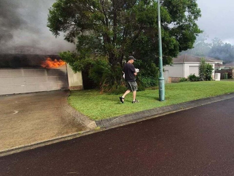 Мужчина спас глухую соседскую собаку из горящего дома 
