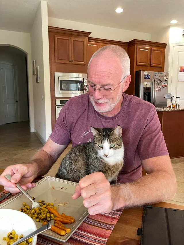 Теперь даже ест вместе с котом