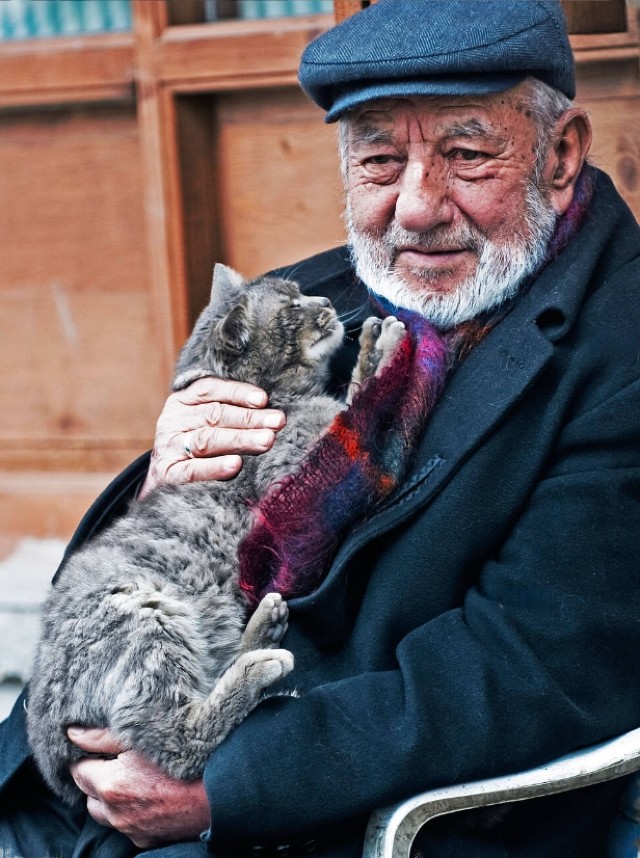 Турецкий мужчина со своим котом